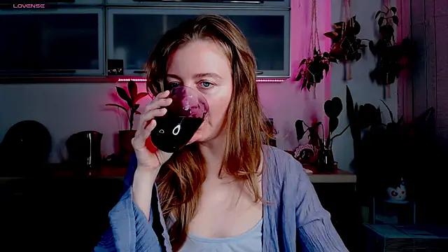 Snapshot of Elly_Helly chatting on November 17, 2025, 8:47 pm Elly Helly online show from November 17, 2025, 8:47 pm