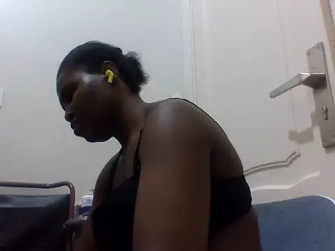 Snapshot of queenzuena chatting on May 20, 2026, 8:37 pm queenzuena online show from May 20, 2026, 8:37 pm