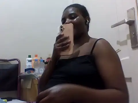 Snapshot of queenzuena chatting on May 25, 2026, 12:11 pm queenzuena online show from May 25, 2026, 12:11 pm