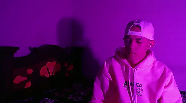 Snapshot of isaaclatino chatting on December 15, 2024, 6:18 am isaaclatino online show from December 15, 2024, 6:18 am