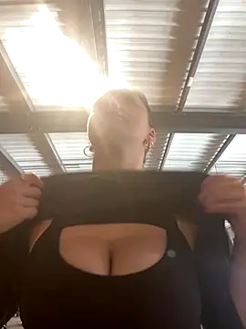 Snapshot of Luccreccia_ chatting on October 12, 2025, 8:24 am Luccreccia online show from October 12, 2025, 8:24 am