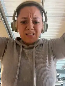 Snapshot of Luccreccia_ chatting on November 2, 2025, 10:17 am Luccreccia online show from November 2, 2025, 10:17 am