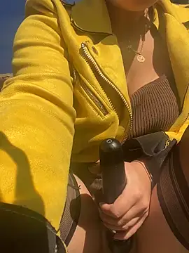 Snapshot of Luccreccia_ chatting on November 17, 2025, 10:54 am Luccreccia online show from November 17, 2025, 10:54 am