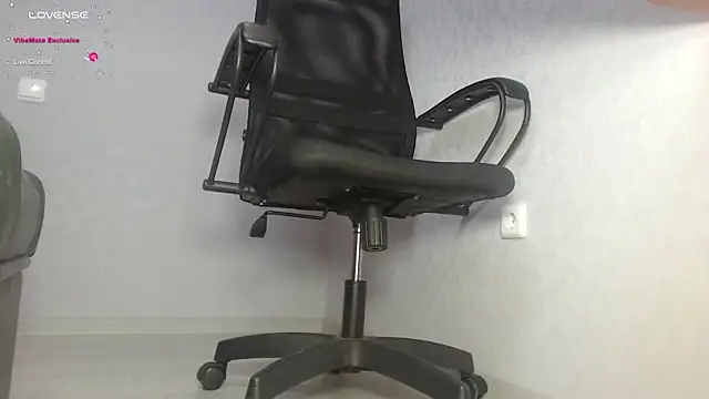 Snapshot of blondiana13 chatting on March 4, 2025, 12:33 pm blondiana13 online show from March 4, 2025, 12:33 pm