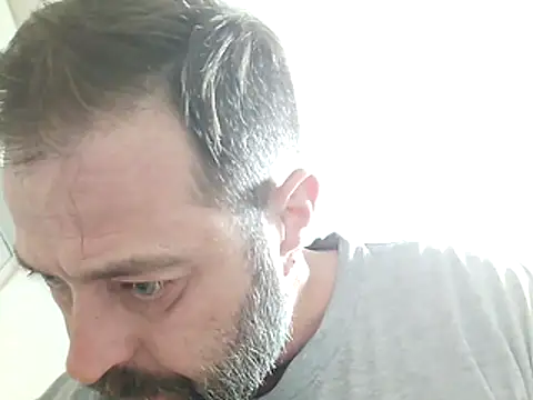 Snapshot of zefside42 chatting on November 17, 2025, 11:05 am zefside42 online show from November 17, 2025, 11:05 am