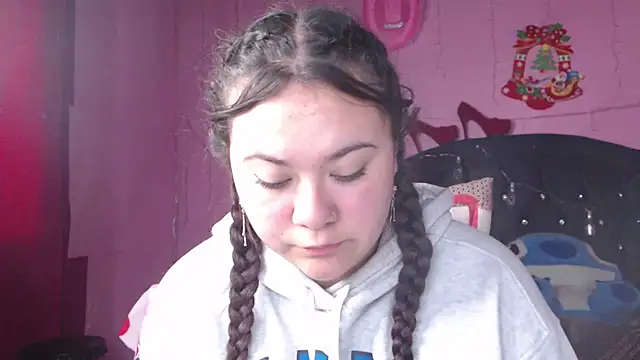 Snapshot of NikkiRous_ chatting on February 17, 2025, 4:04 pm NikkiRous online show from February 17, 2025, 4:04 pm