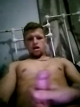 Snapshot of Bentley9825 chatting on March 25, 2026, 7:31 pm Bentley9825 online show from March 25, 2026, 7:31 pm