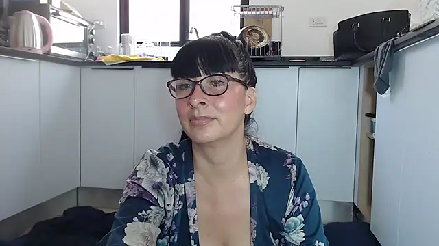 Snapshot of HellenLatin chatting on May 10, 2026, 5:07 pm HellenLatin online show from May 10, 2026, 5:07 pm