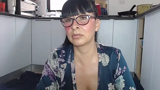 Snapshot of HellenLatin chatting on May 18, 2026, 8:25 pm HellenLatin online show from May 18, 2026, 8:25 pm