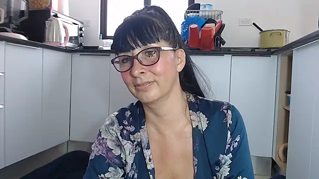 Snapshot of HellenLatin chatting on May 31, 2026, 6:42 pm HellenLatin online show from May 31, 2026, 6:42 pm