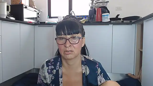 Snapshot of HellenLatin chatting on June 4, 2026, 5:08 pm HellenLatin online show from June 4, 2026, 5:08 pm