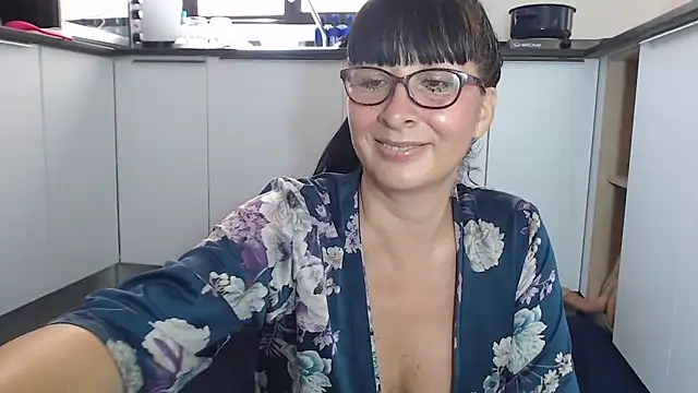 Snapshot of HellenLatin chatting on June 5, 2026, 3:29 pm HellenLatin online show from June 5, 2026, 3:29 pm