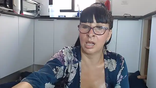 Snapshot of HellenLatin chatting on June 7, 2026, 4:00 pm HellenLatin online show from June 7, 2026, 4:00 pm