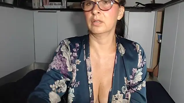 Snapshot of HellenLatin chatting on June 20, 2026, 4:26 am HellenLatin online show from June 20, 2026, 4:26 am