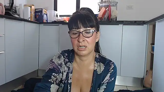 Snapshot of HellenLatin chatting on June 26, 2026, 3:38 pm HellenLatin online show from June 26, 2026, 3:38 pm