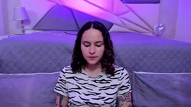 Snapshot of AnnyThompson_ chatting on January 8, 2025, 11:30 pm AnnyThompson online show from January 8, 2025, 11:30 pm