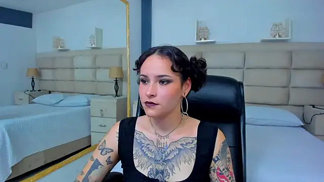 Snapshot of AnnyThompson_ chatting on October 17, 2025, 9:06 pm AnnyThompson online show from October 17, 2025, 9:06 pm