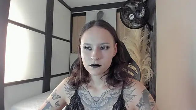 AnnyThompson  online show from March 18, 2026, 10:35 pm
