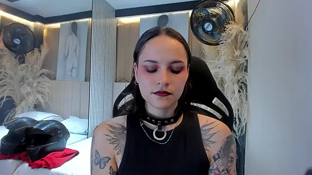 AnnyThompson  online show from April 2, 2026, 9:34 pm