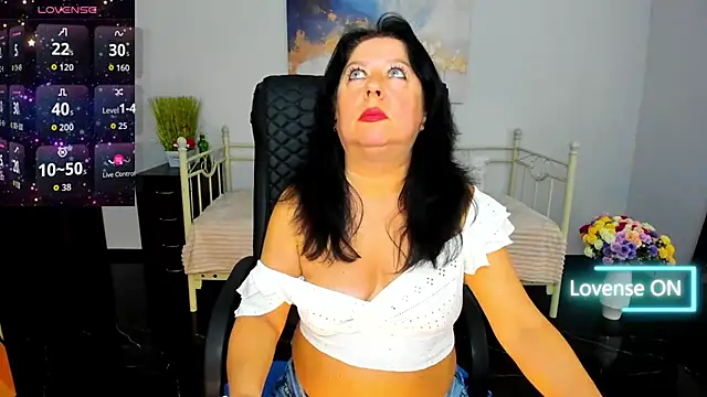 Snapshot of Julia_Dean chatting on May 15, 2026, 11:50 am Julia Dean online show from May 15, 2026, 11:50 am