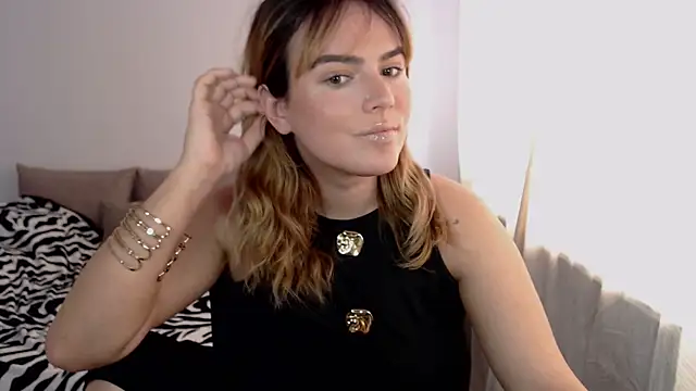 Snapshot of ChloeJewel1 chatting on March 23, 2026, 10:30 am ChloeJewel1 online show from March 23, 2026, 10:30 am