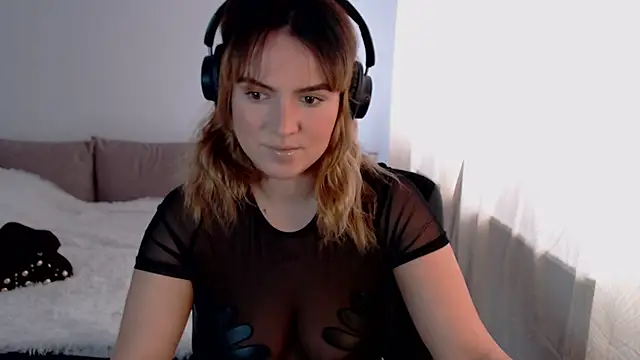 Snapshot of ChloeJewel1 chatting on April 4, 2026, 8:23 am ChloeJewel1 online show from April 4, 2026, 8:23 am