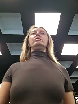 Miss    Mia  online show from December 17, 2025, 9:37 am