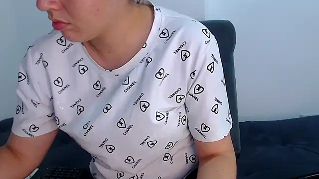 sofi-rojas1 online show from November 6, 2025, 11:04 pm