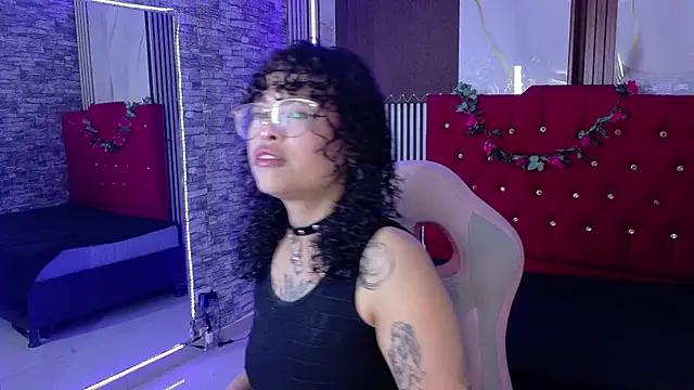miahernadez303av online show from April 25, 2026, 11:57 pm