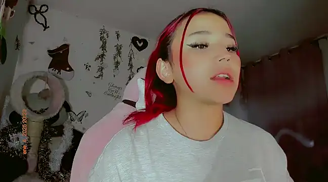 Snapshot of madisonx17 chatting on January 5, 2025, 1:24 am madisonx17 online show from January 5, 2025, 1:24 am