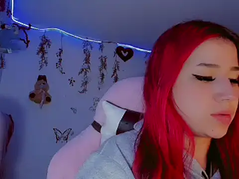 Snapshot of madisonx17 chatting on January 25, 2025, 2:37 am madisonx17 online show from January 25, 2025, 2:37 am