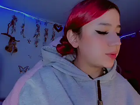 Snapshot of madisonx17 chatting on February 7, 2025, 2:29 am madisonx17 online show from February 7, 2025, 2:29 am