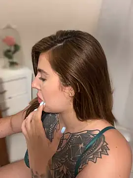 Snapshot of ValerieHilton chatting on March 20, 2025, 1:02 am ValerieHilton online show from March 20, 2025, 1:02 am