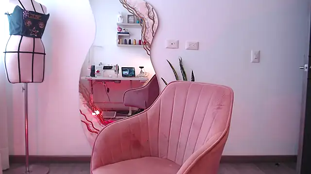 chloebritto online show from December 18, 2024, 1:12 pm