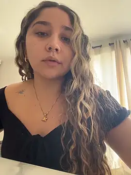 Cherryyquen online show from February 13, 2026, 6:37 pm