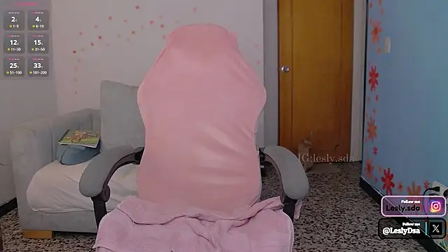 Snapshot of leslyyu chatting on February 8, 2025, 4:57 pm leslyyu online show from February 8, 2025, 4:57 pm