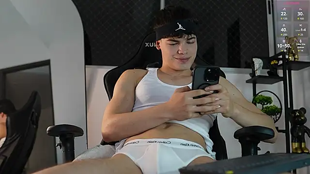 Snapshot of Max_cortes1 chatting on September 10, 2025, 12:10 am Max cortes1 online show from September 10, 2025, 12:10 am