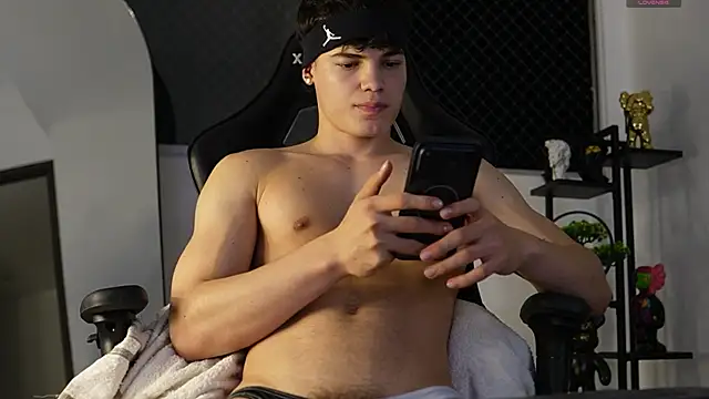 Snapshot of Max_cortes1 chatting on October 27, 2025, 12:47 am Max cortes1 online show from October 27, 2025, 12:47 am