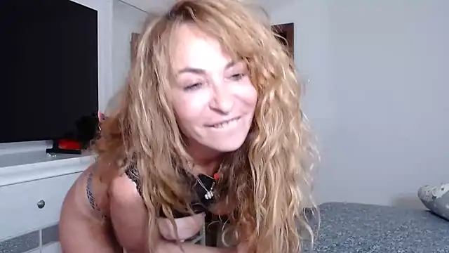 Snapshot of LadyyEvolet chatting on May 19, 2026, 4:13 pm LadyyEvolet online show from May 19, 2026, 4:13 pm