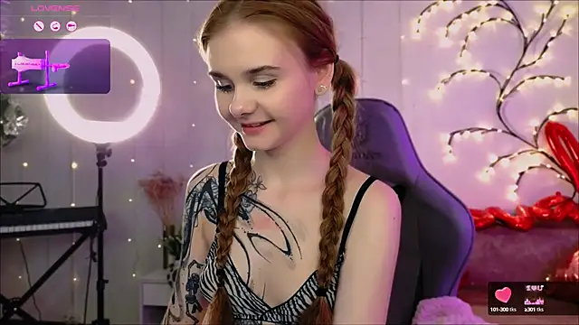 Snapshot of Britney_Lynch chatting on February 2, 2025, 9:02 pm Britney Lynch online show from February 2, 2025, 9:02 pm