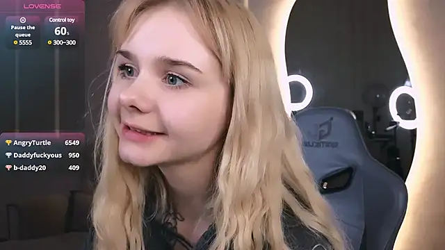 Snapshot of Britney_Lynch chatting on March 13, 2025, 12:35 pm Britney Lynch online show from March 13, 2025, 12:35 pm