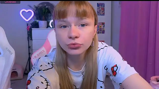 Snapshot of Britney_Lynch chatting on October 14, 2025, 10:54 pm Britney Lynch online show from October 14, 2025, 10:54 pm