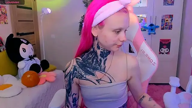 Snapshot of Britney_Lynch chatting on October 28, 2025, 3:25 pm Britney Lynch online show from October 28, 2025, 3:25 pm