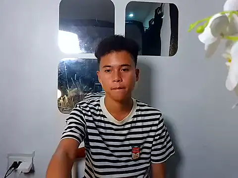 Snapshot of Asiantwink21 chatting on September 24, 2025, 7:39 pm Asiantwink21 online show from September 24, 2025, 7:39 pm