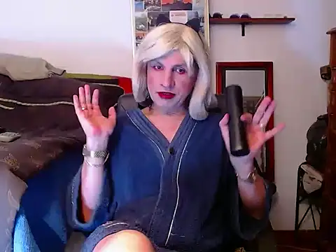 Snapshot of LorenJade chatting on May 3, 2026, 10:43 am LorenJade online show from May 3, 2026, 10:43 am