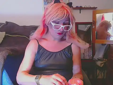 Snapshot of LorenJade chatting on May 12, 2026, 7:27 am LorenJade online show from May 12, 2026, 7:27 am