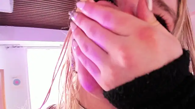 misschloe   online show from December 7, 2024, 8:05 pm