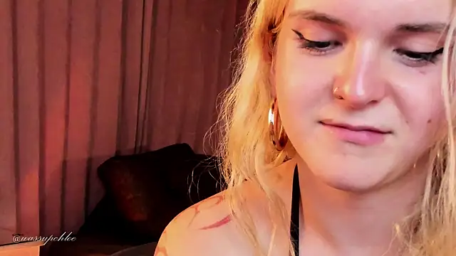 Snapshot of misschloe__ chatting on December 18, 2024, 3:04 am misschloe online show from December 18, 2024, 3:04 am