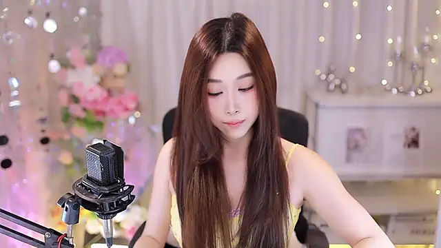 Snapshot of SleepArtist chatting on October 4, 2025, 7:39 am SleepArtist online show from October 4, 2025, 7:39 am