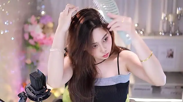 Snapshot of SleepArtist chatting on October 18, 2025, 1:01 pm SleepArtist online show from October 18, 2025, 1:01 pm